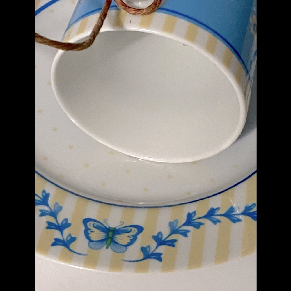 Outside Hanging Tea Cup Bird Feeder with Free Seeds - Picture 6 of 8